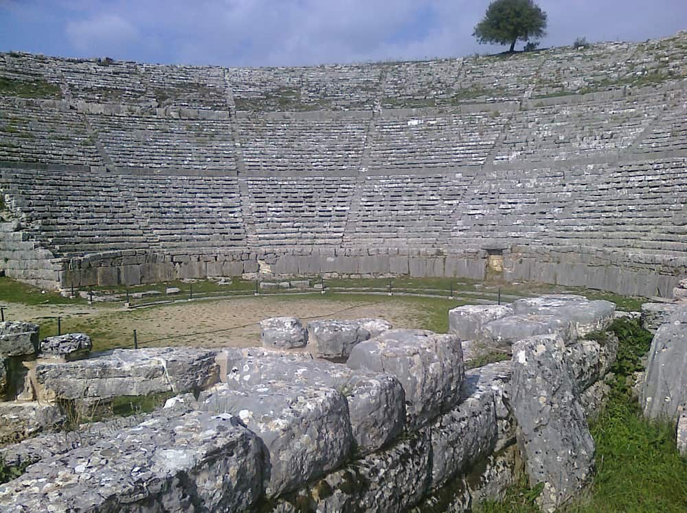 ioannina, By areadeandavid (Flickr: Amphitheatre at Dodoni, Greece) [CC-BY-2.0 (http://creativecommons.org/licenses/by/2.0)], via Wikimedia Commons