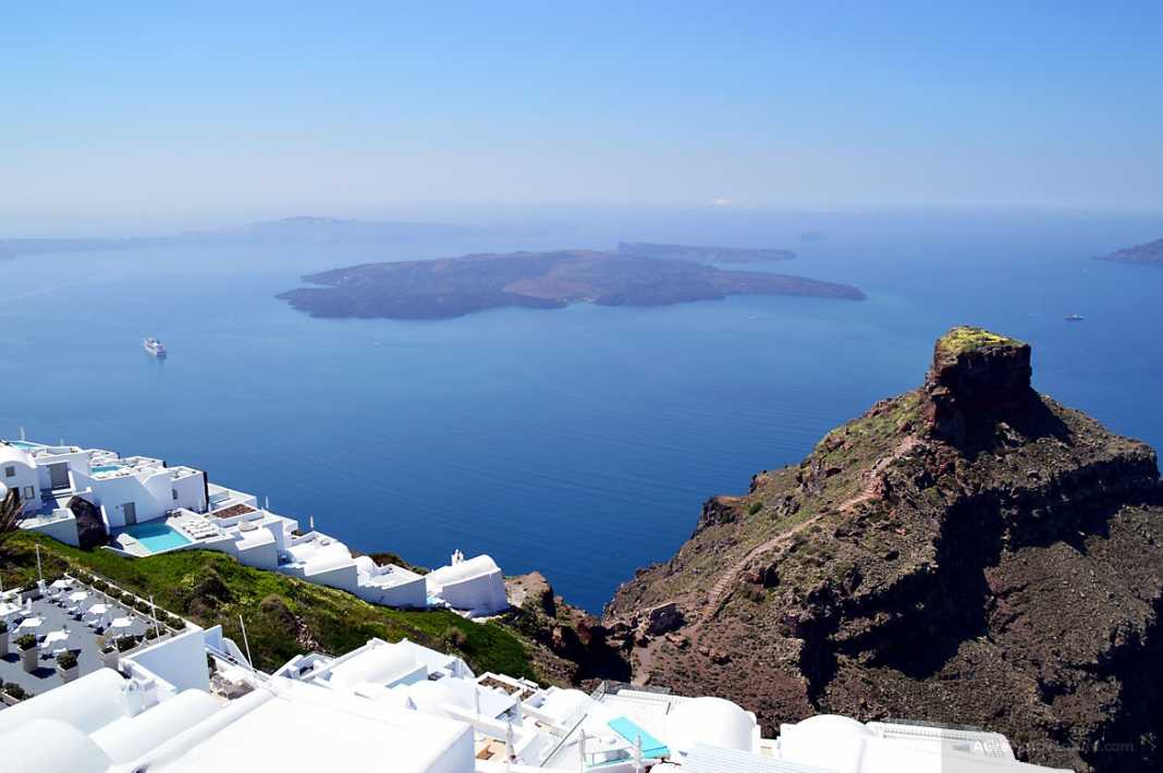 Why Stay in the Magnificent Santorini Caldera 3 The Caldera view in Santorini